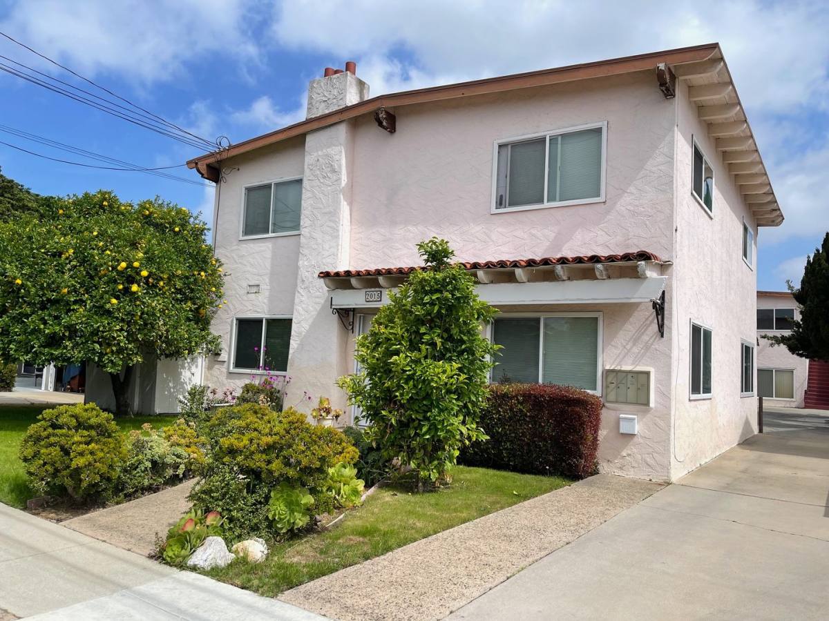 Apartment for rent at 2015 Plant Ave, Redondo Beach, CA 90278
