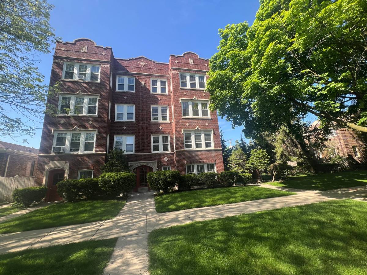 Apartment for rent at 2710 W Fitch Ave, Chicago, IL 60645
