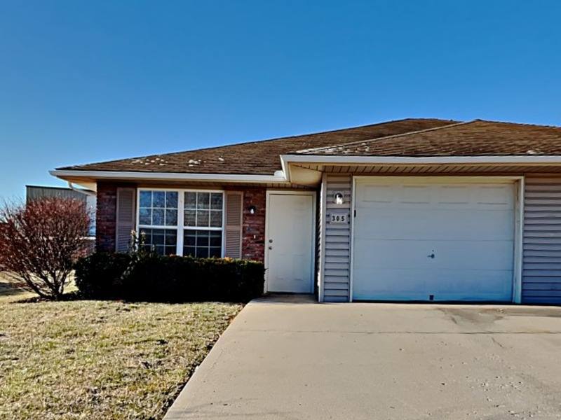 Townhouse for rent at 305 NW Woodbury Dr, Grain Valley, MO 64029