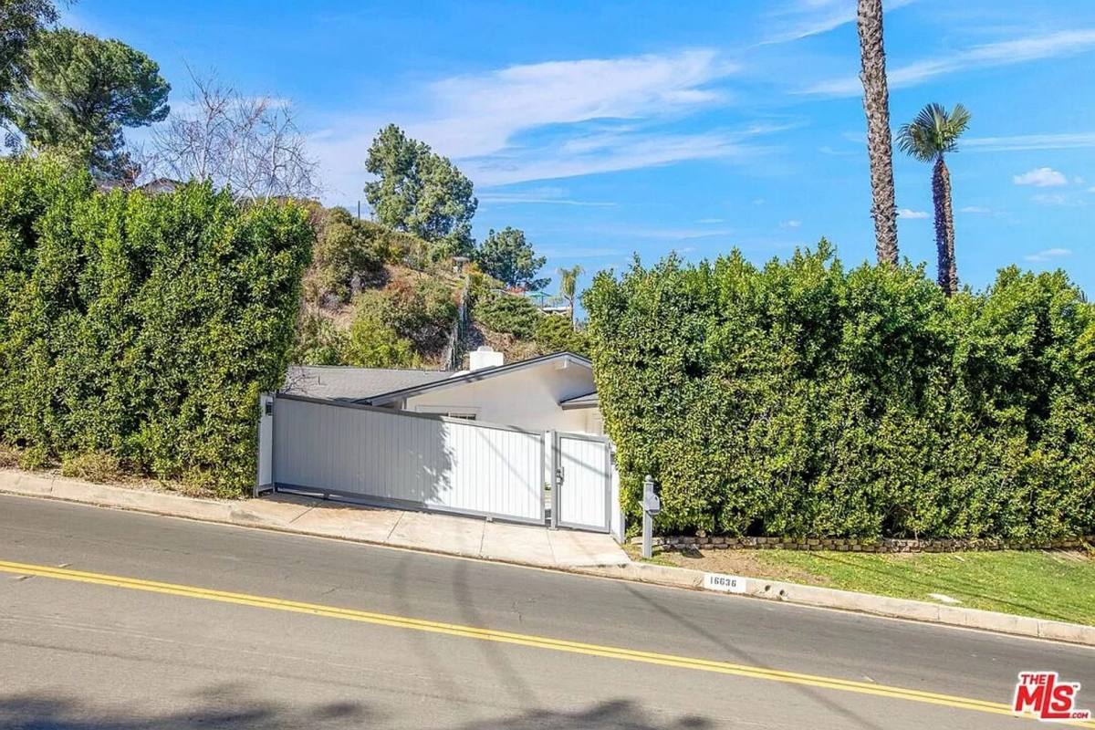 House for rent at 16636 Calneva Dr, Encino, CA 91436