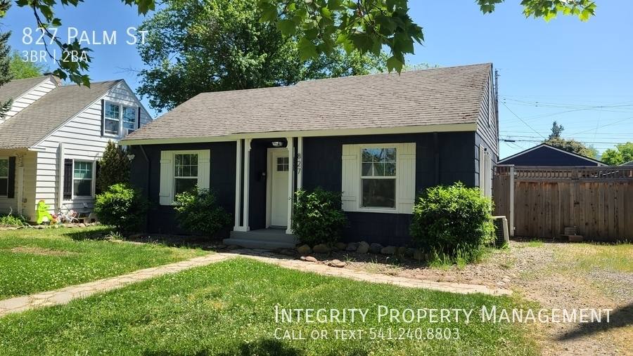 House for rent at 827 Palm St, Medford, OR 97501