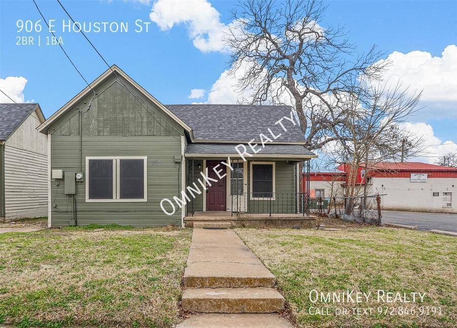 House for rent at 906 E Houston St, Sherman, TX 75090