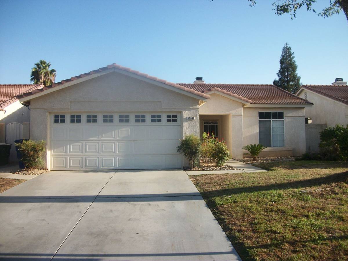 House for rent at 10620 Petalo Dr, Bakersfield, CA 93311