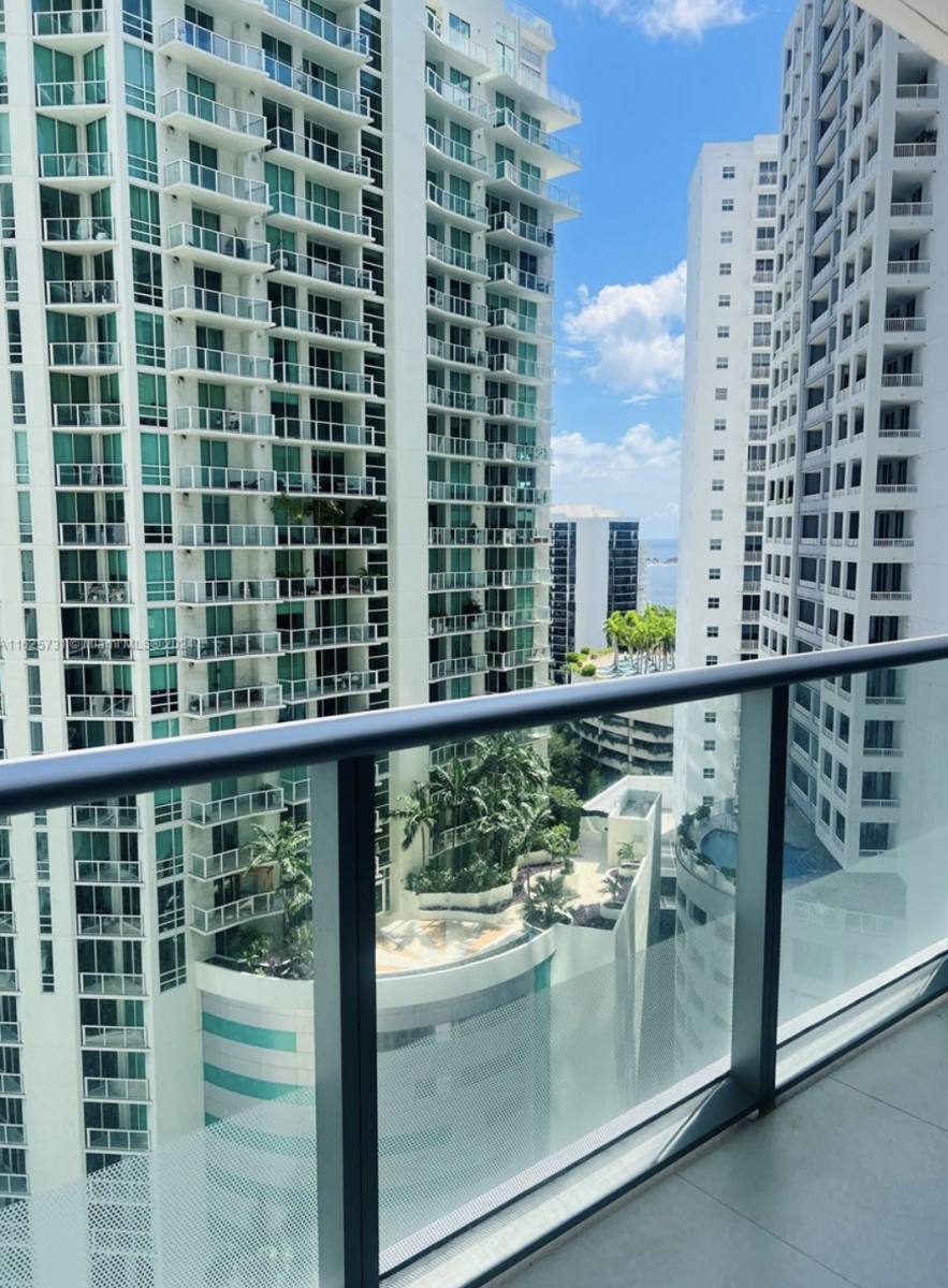 Apartment for rent at 1300 Brickell Bay Dr, Miami, FL 33131