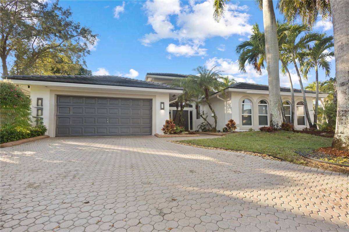 House for rent at 3719 Oak Ridge Circle, Fort Lauderdale, FL 33331