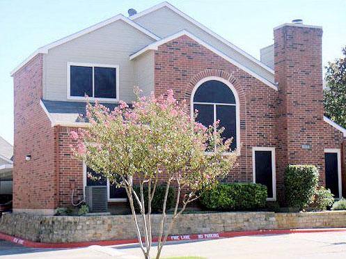 Apartment for rent at 1050 W Ash Lane, Euless, TX 76039