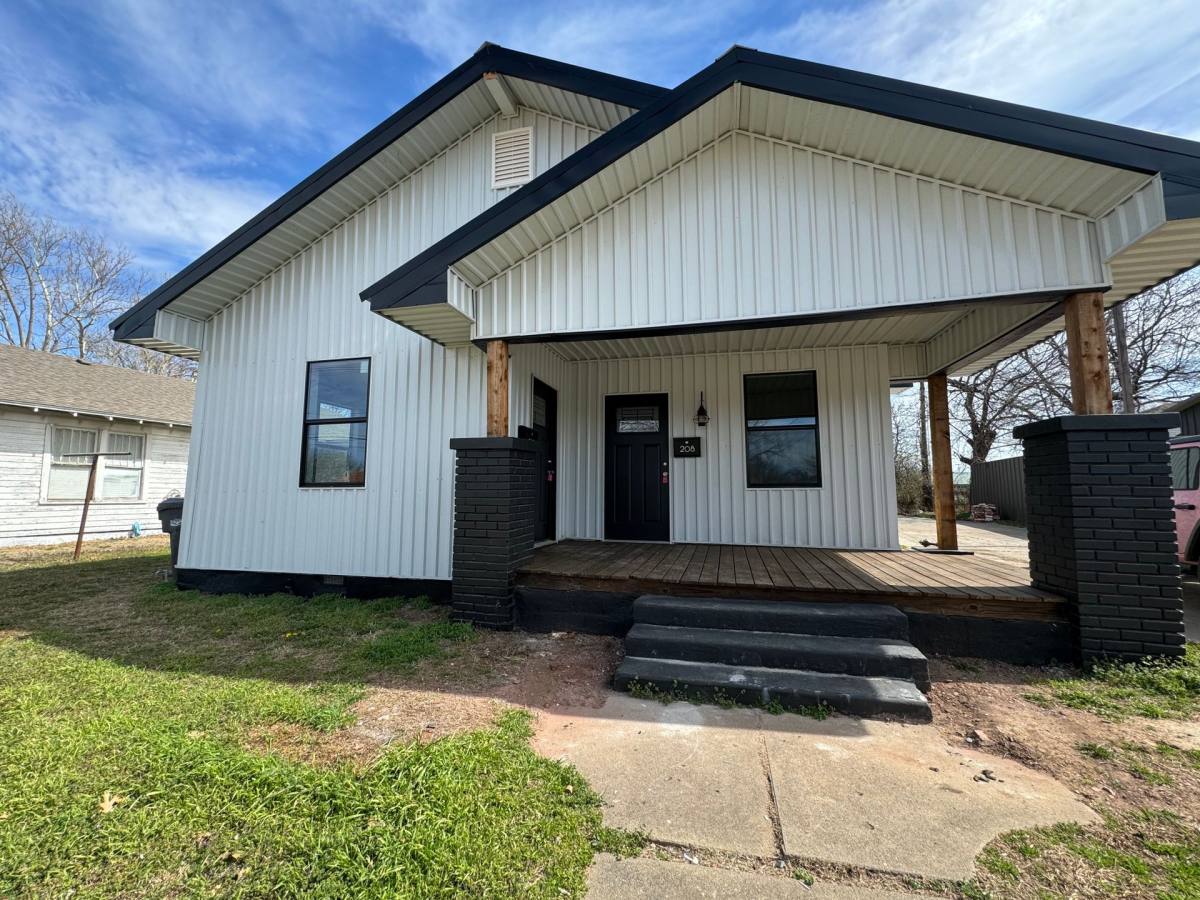Apartment for rent at 208 NW E St, Ardmore, OK 73401