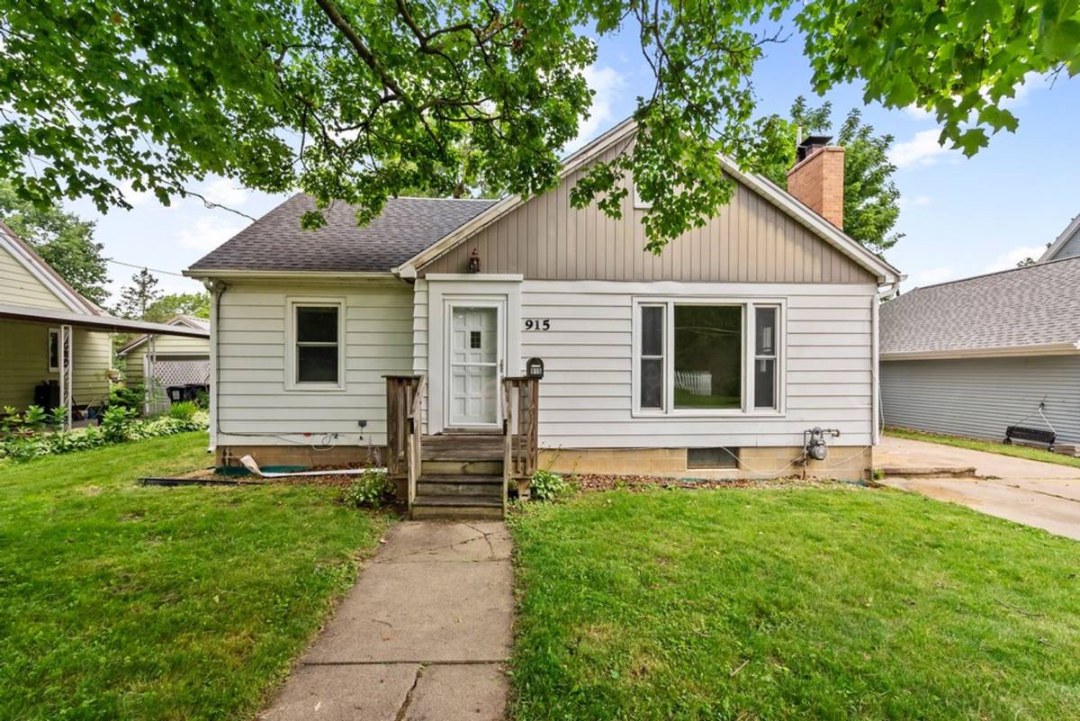House for rent at 915 W 9th St, Cedar Falls, IA 50613