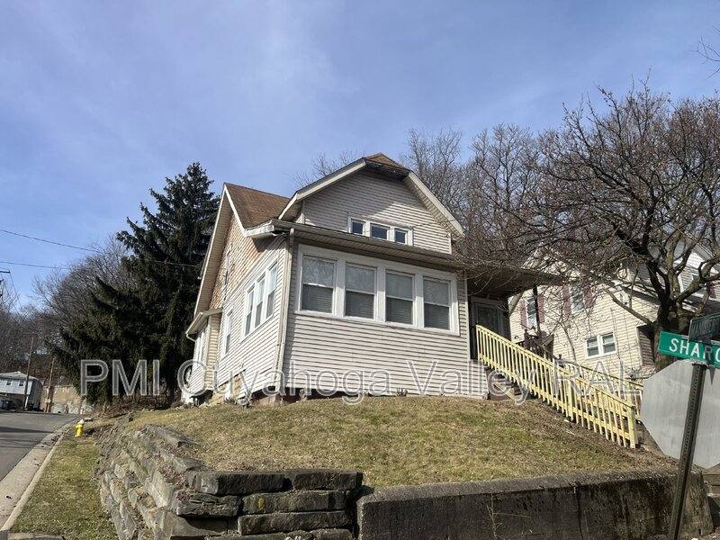 House for rent at 2080 Manister Court, Akron, OH 44314