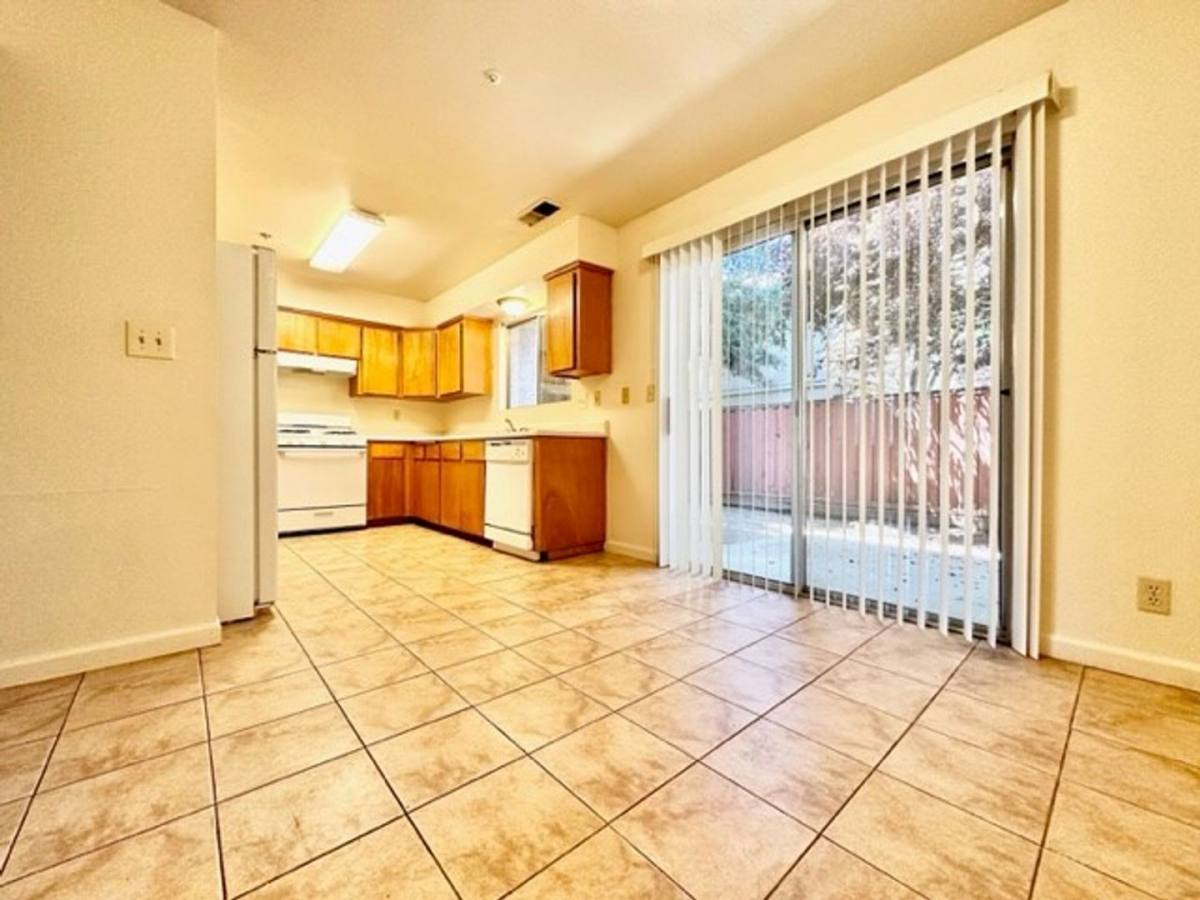 Townhouse for rent at 704 W 2nd Ave, Chico, CA 95926