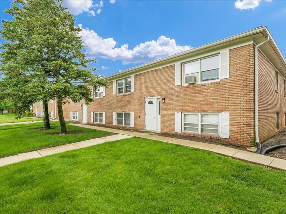 Apartment for rent at 335 Riley Dr, Bloomington, IL 61701