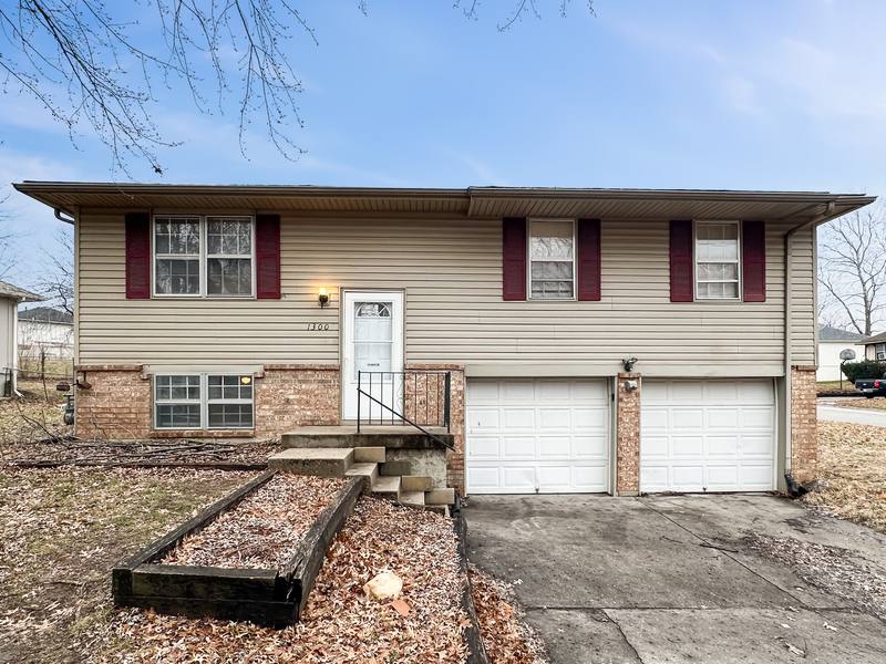 House for rent at 1300 NW Golfview Court, Grain Valley, MO 64029