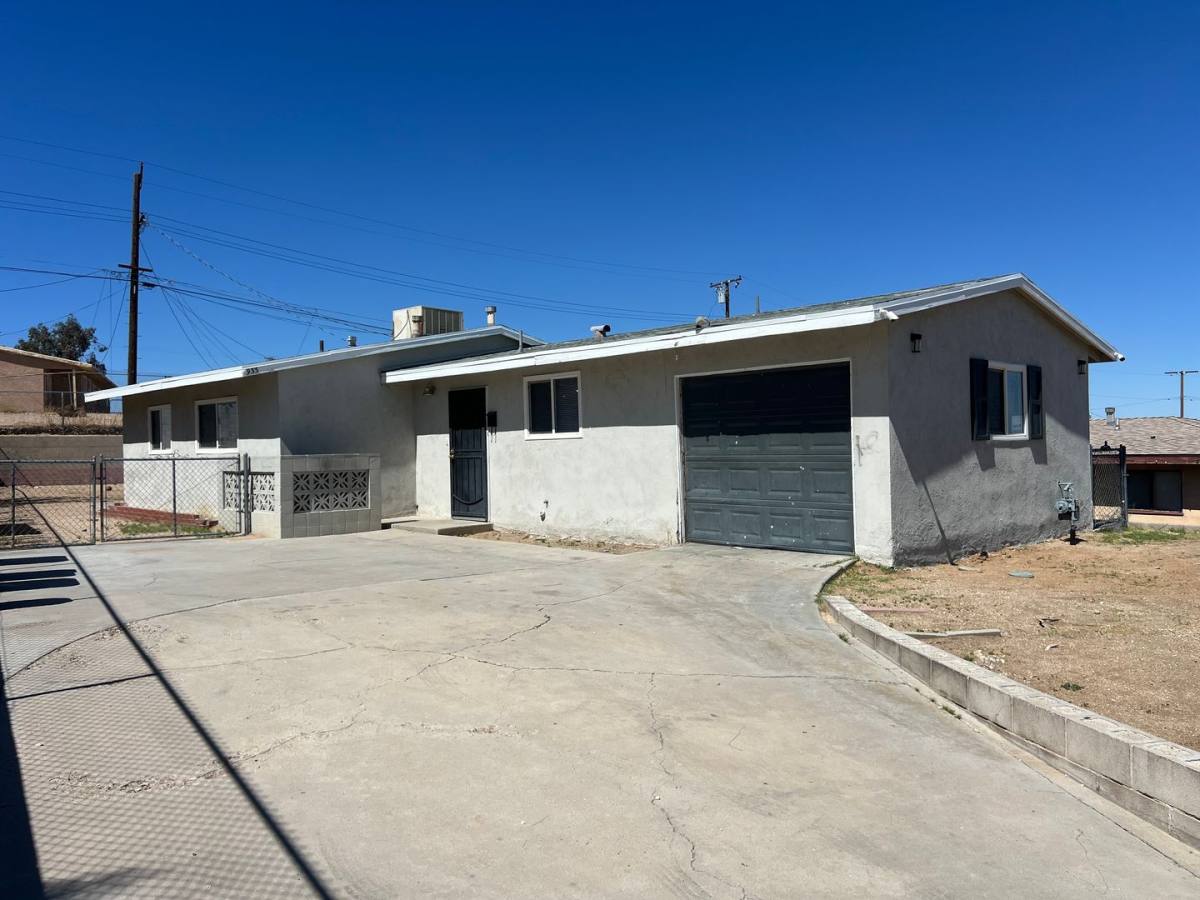 House for rent at 933 E Elizabeth St, Barstow, CA 92311