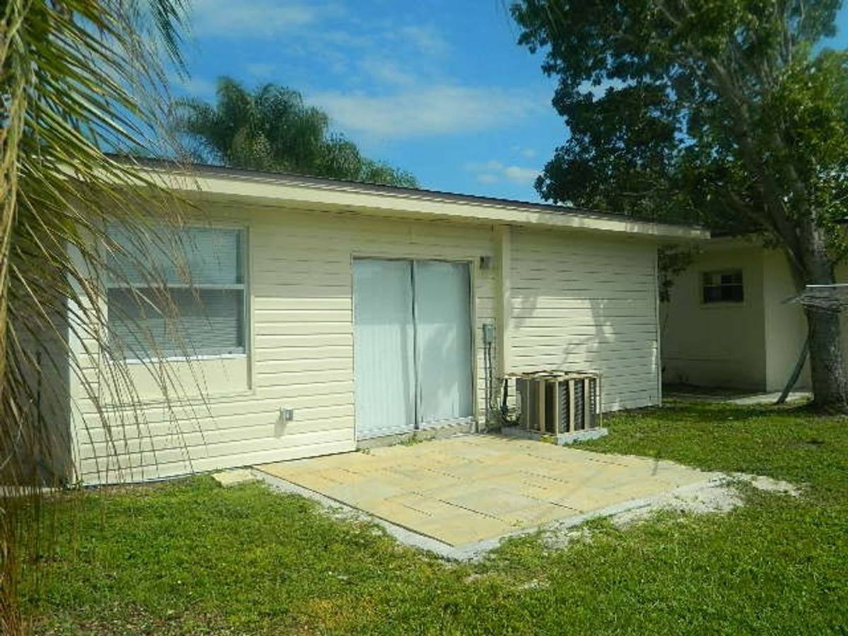 Apartment for rent at 2750 Lakeview Dr, Fort Myers, FL 33905