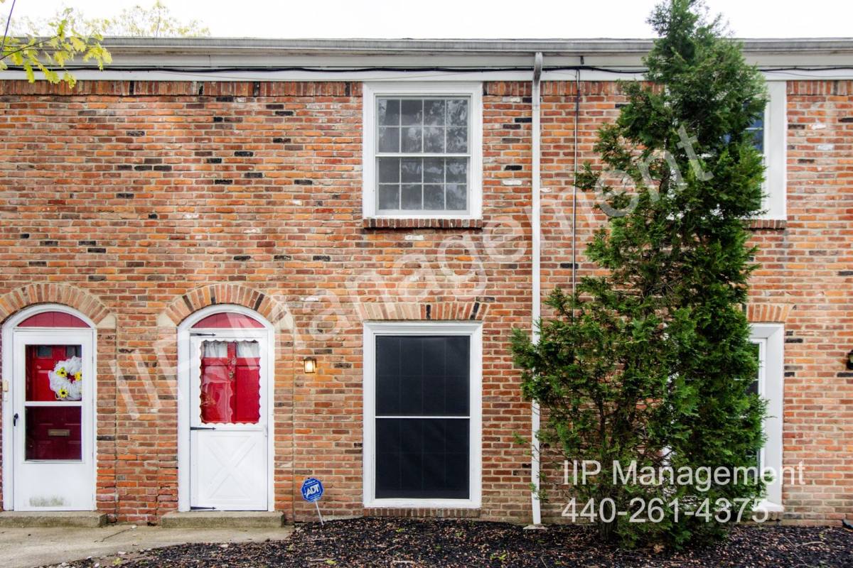 Townhouse for rent at 11 Trenton Square T-28, Cleveland, OH 44143