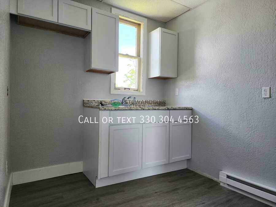 Apartment for rent at 1103 Walnut Ave NE #6, Canton, OH 44704