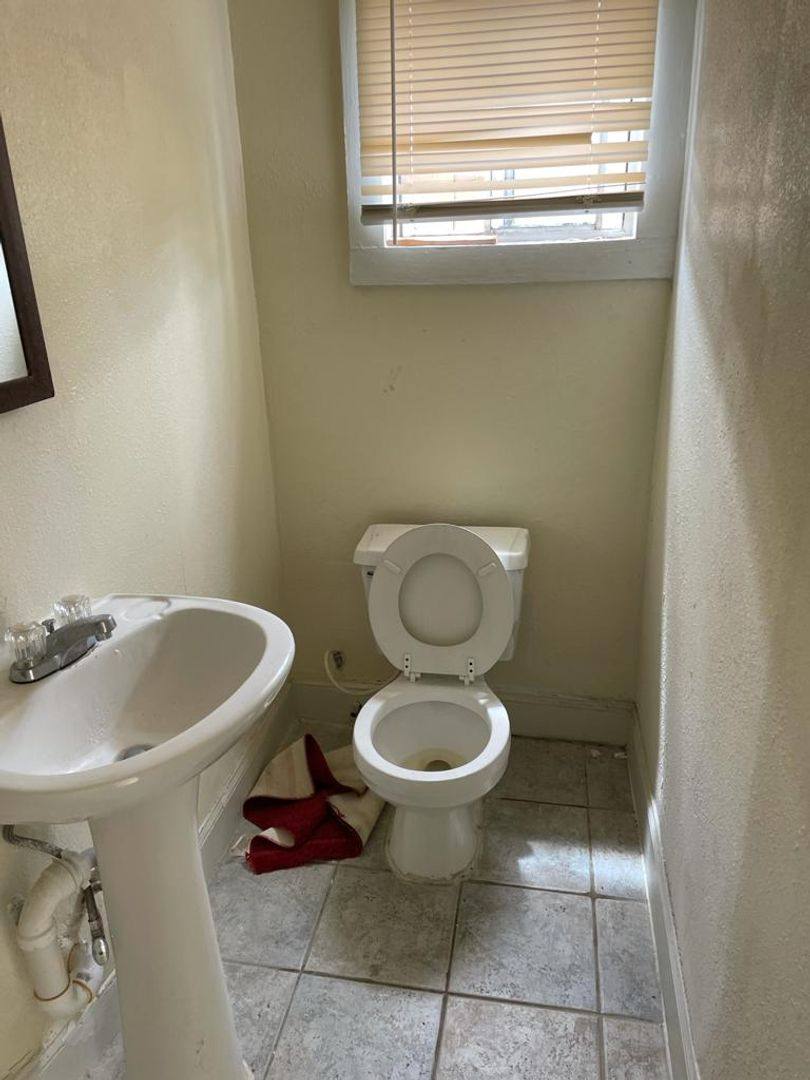 House for rent at 413 N Live Oak St #LEFT, Houston, TX 77003
