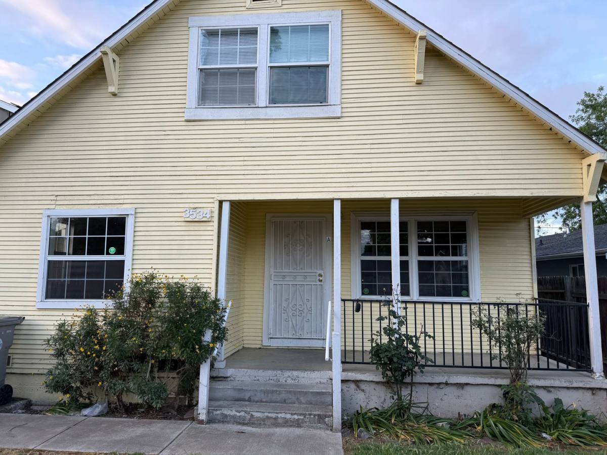 Townhouse for rent at 3534 20th Ave, Sacramento, CA 95820