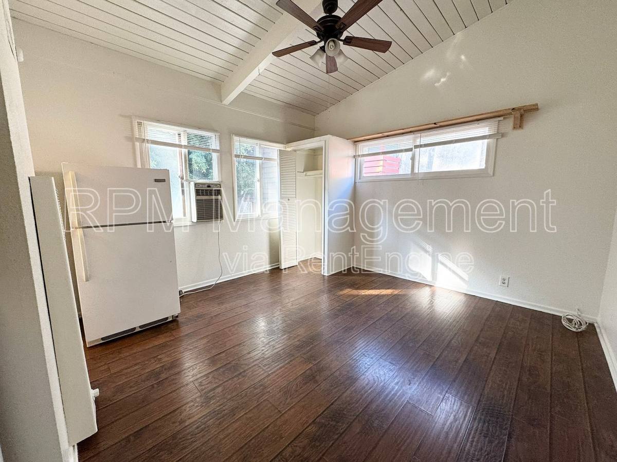 Apartment for rent at 7036 W Hawthorn Ave #12, Los Angeles, CA 90028
