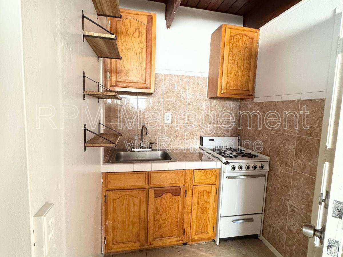 Apartment for rent at 7036 W Hawthorn Ave, Los Angeles, CA 90028