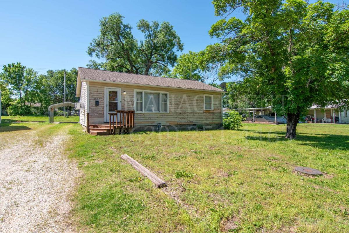 House for rent at 1007 W 1st St, Coffeyville, KS 67337