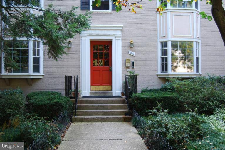 Apartment for rent at 806 S Arlington Mill Dr #104, Arlington, VA 22204