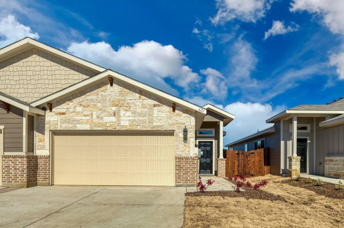 Townhouse for rent at 621 Fallow Dr, Venus, TX 76084