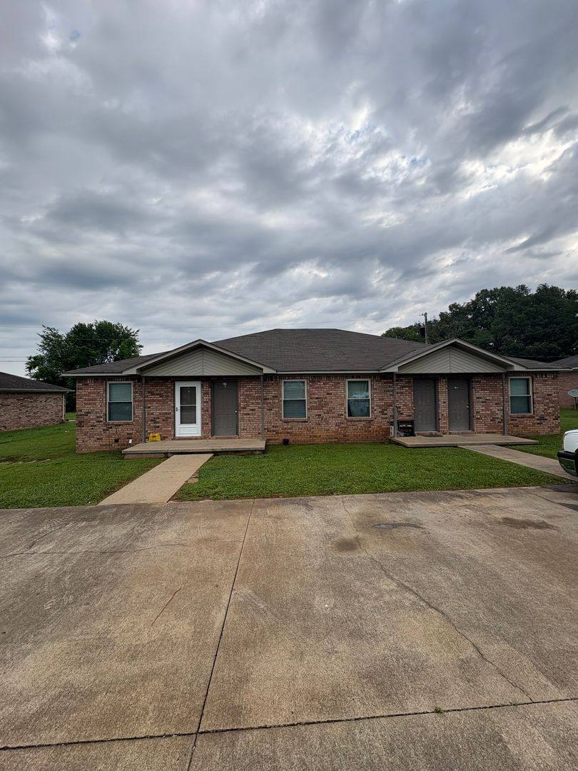 Apartment for rent at 413 E Roosevelt Ave, Muscle Shoals, AL 35661