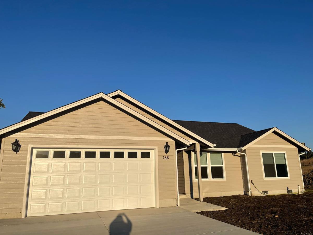 House for rent at 788 Robert Lavern, Sutherlin, OR 97479