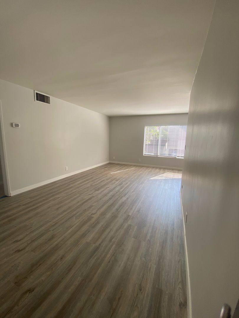 Apartment for rent at 231 N La Peer Dr, Beverly Hills, CA 90211