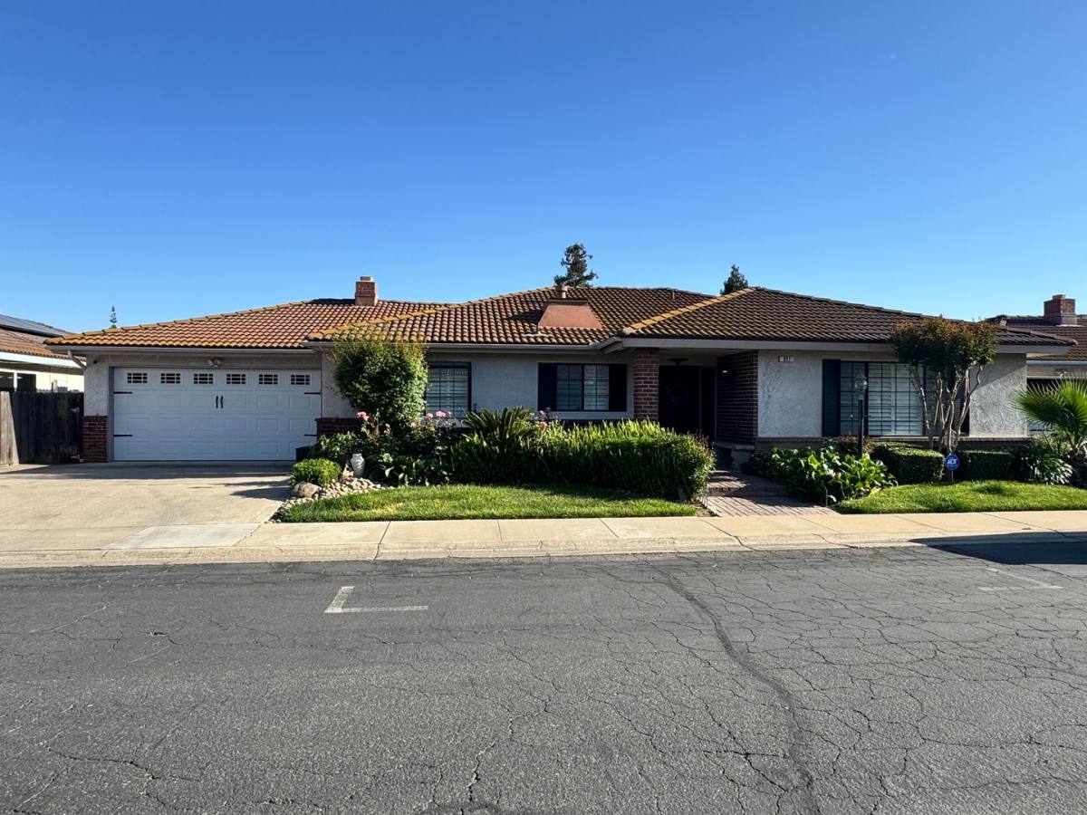 House for rent at 927 E Goshen Ave, Fresno, CA 93720