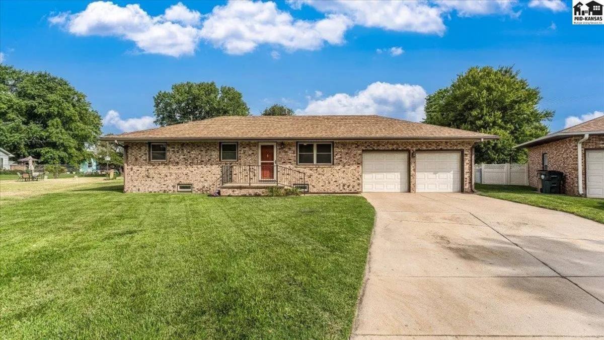 House for rent at 3321 Clove Circle, Hutchinson, KS 67502