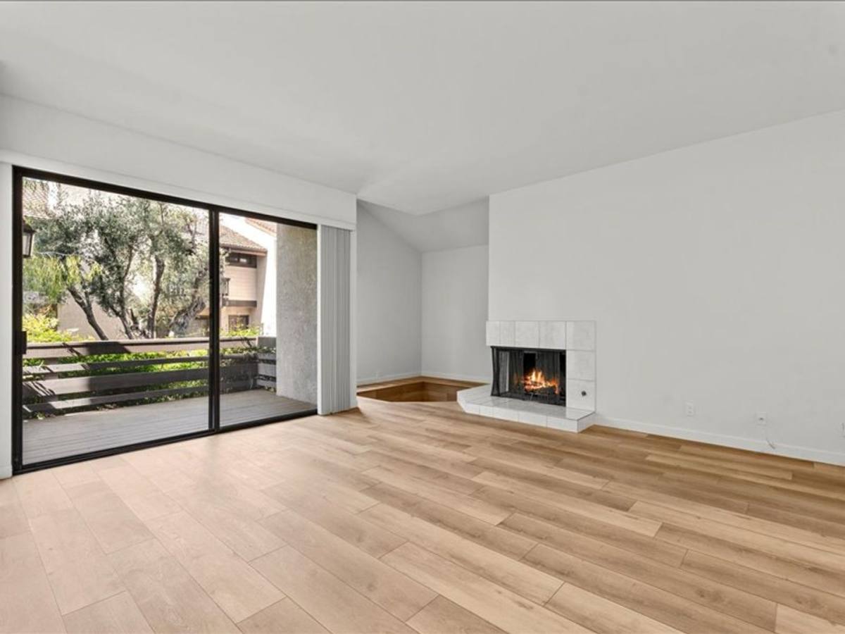 Townhouse for rent at 5711 Owensmouth Ave, Woodland Hills, CA 91367