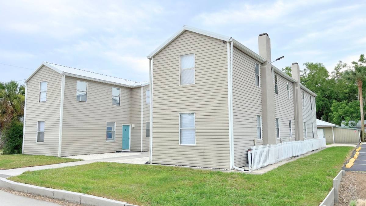 Apartment for rent at 321 W Ianthe St, Tavares, FL 32778