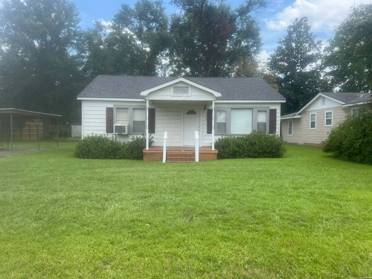 House for rent at 1012 W 8th St, Deridder, LA 70634