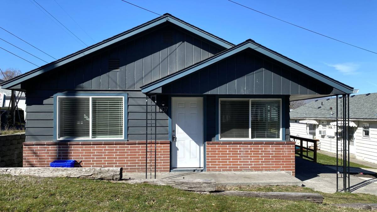 Townhouse for rent at 1307 Trevitt St, The Dalles, OR 97058