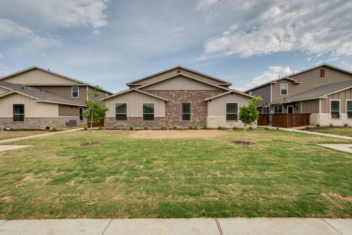Townhouse for rent at 617 Harvest Moon Dr, Venus, TX 76084