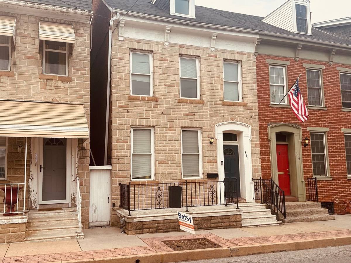 Townhouse for rent at 321 W Princess St, York, PA 17401