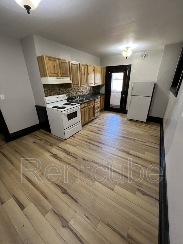 Apartment for rent at 247 W 11th St #11, Dubuque, IA 52003