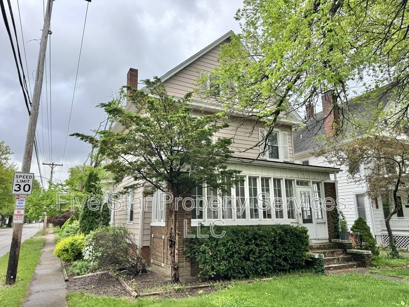 House for rent at 800 S Park Ave, Springfield, IL 62704