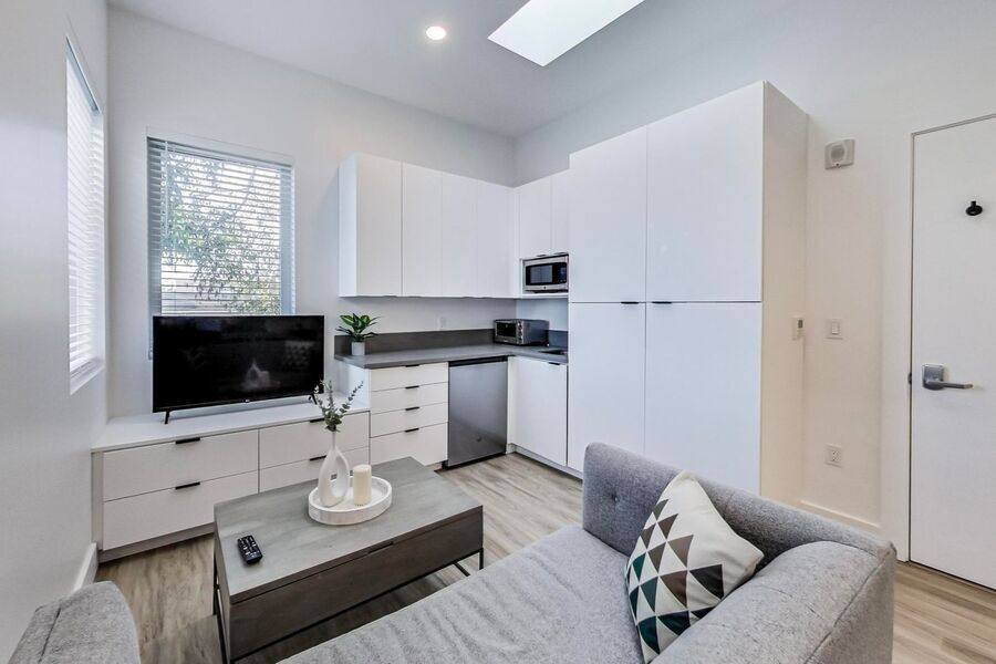 Townhouse for rent at 607 27th St #A, Oakland, CA 94612