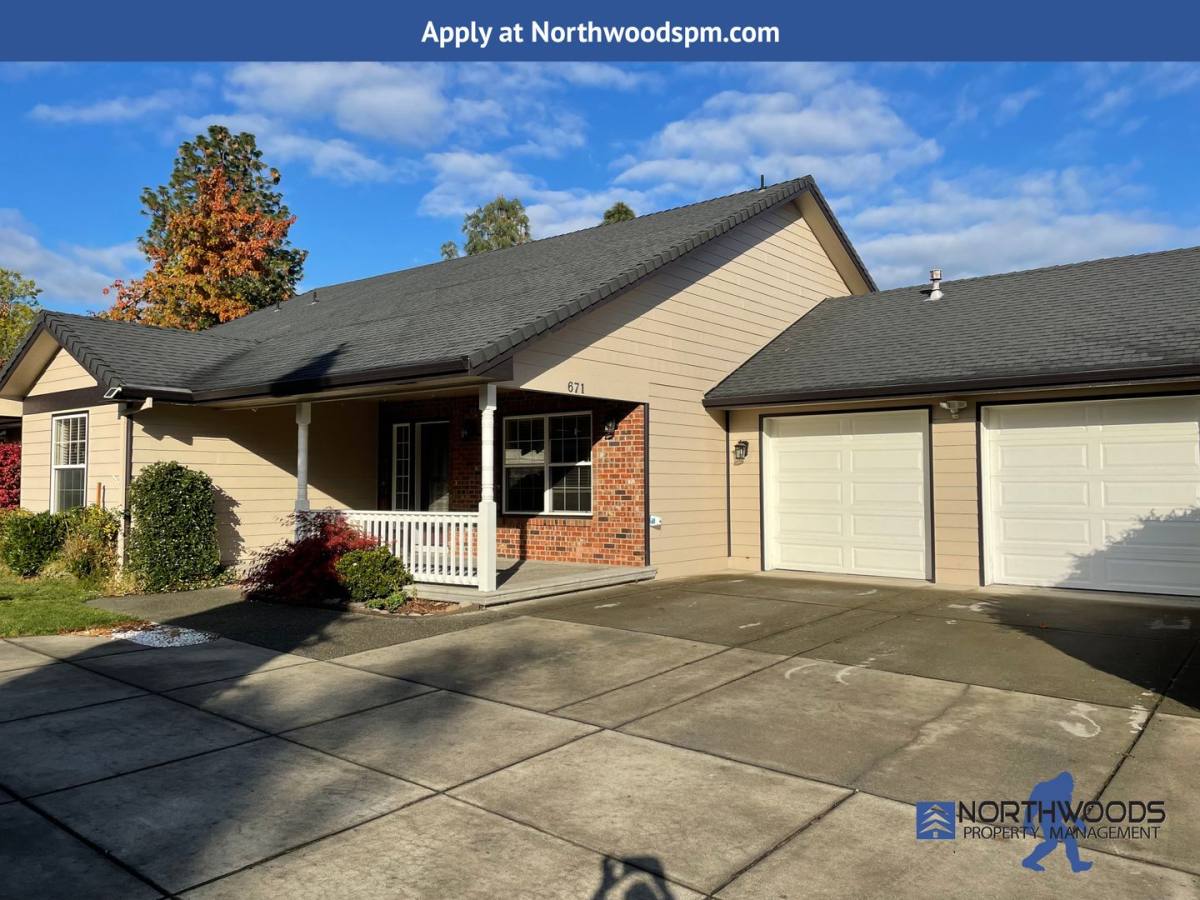 House for rent at 671 Silver Creek Dr, Central Point, OR 97502
