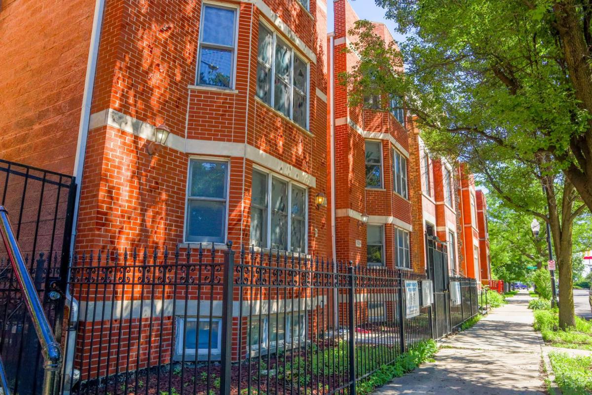 Apartment for rent at 1037 S Oakley Blvd, Chicago, IL 60612
