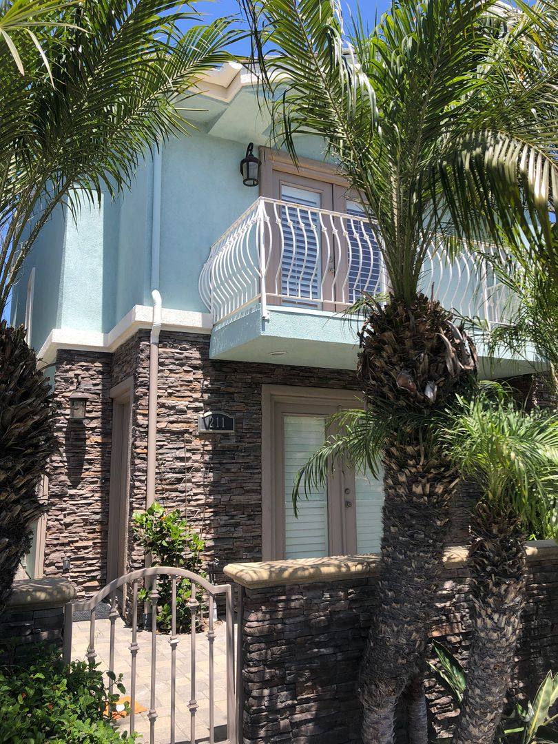 Townhouse for rent at 211 7th St, Huntington Beach, CA 92648