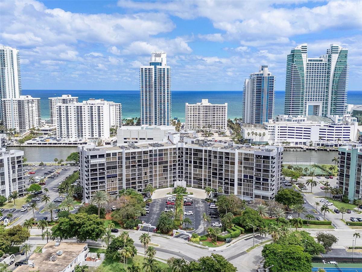 Apartment for rent at 600 Parkview Dr #1031, Hallandale, FL 33009