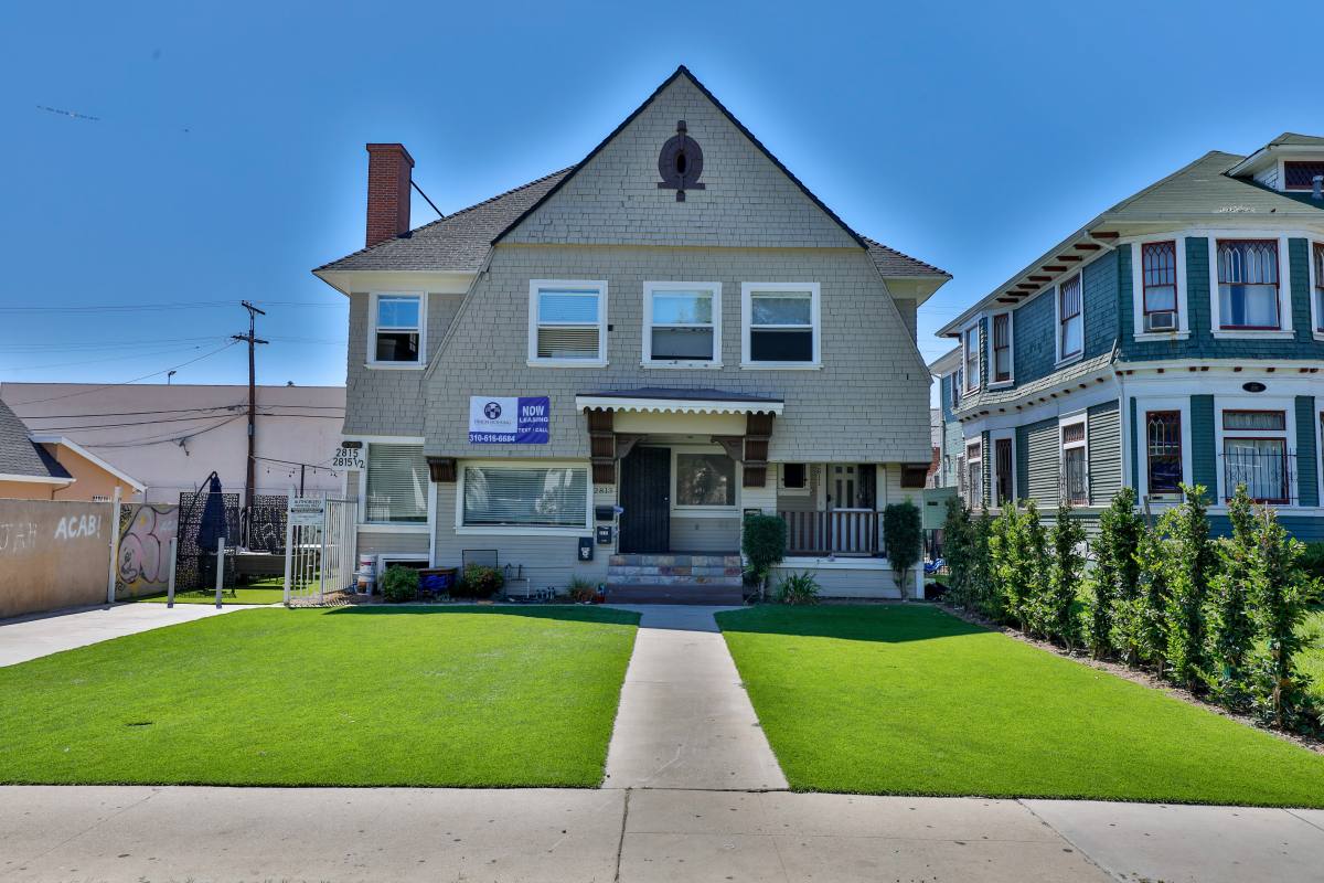 Apartment for rent at 2811 Menlo Ave, Los Angeles, CA 90007