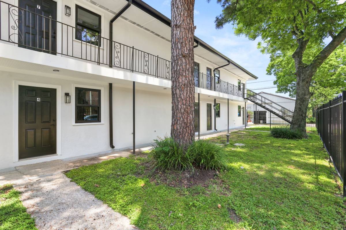 Apartment for rent at 4421 Burgundy, New Orleans, LA 70117