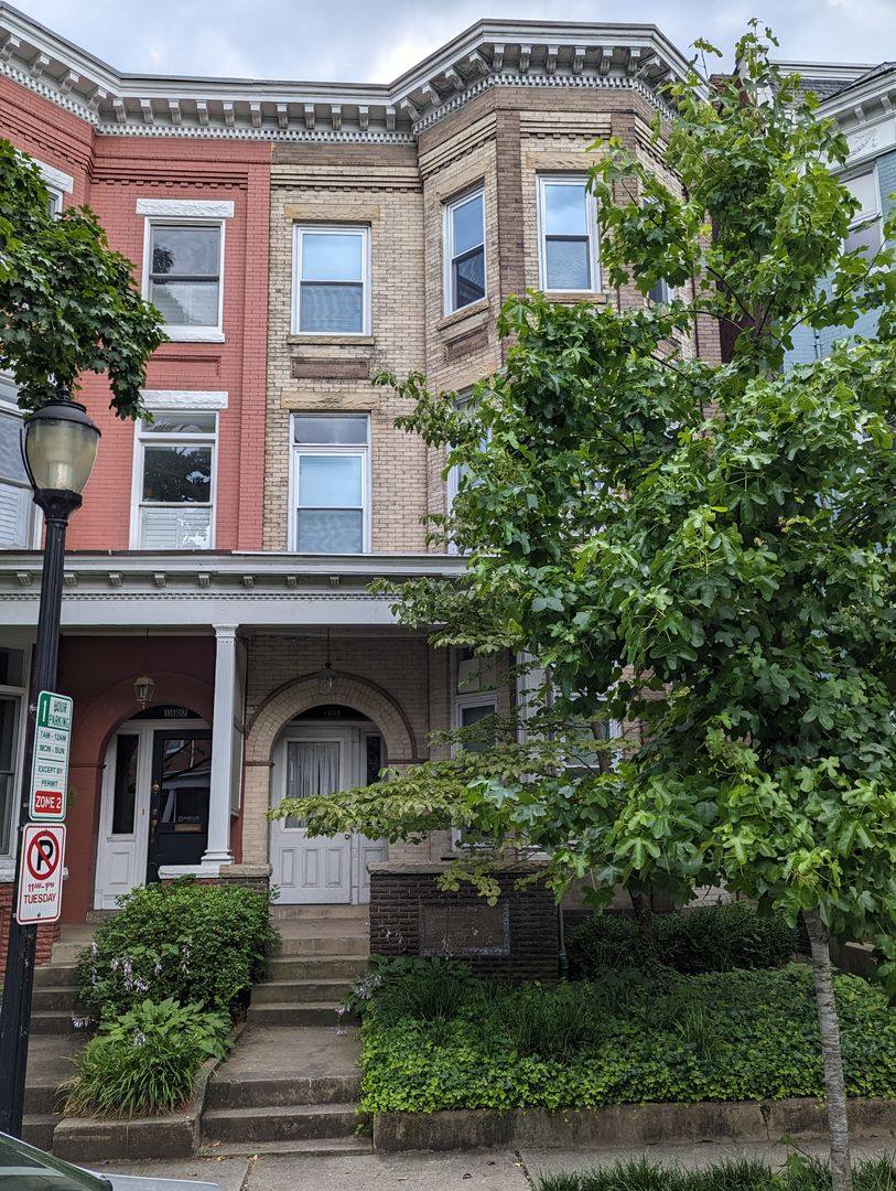 Apartment for rent at 1609 W Grace St, Richmond, VA 23220
