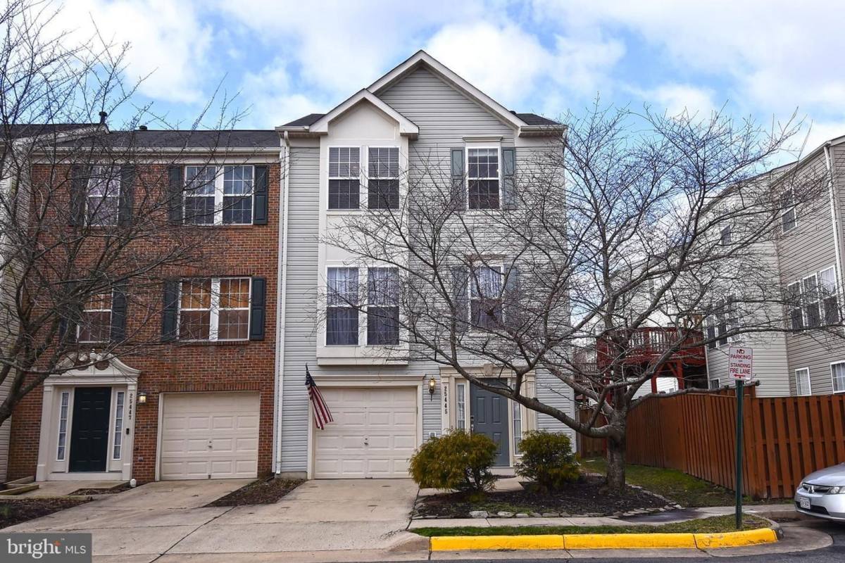 Townhouse for rent at 25445 Carberry Dr, Chantilly, VA 20152