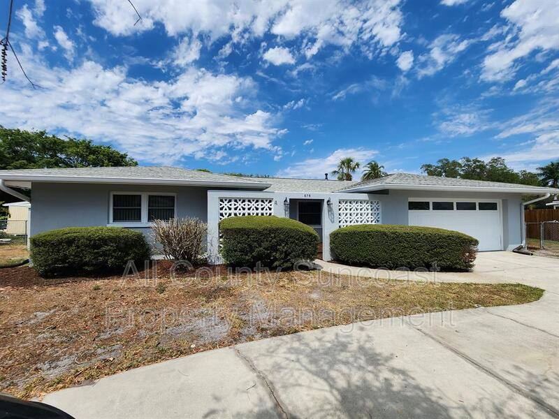 House for rent at 879 45th Ave NE, Saint Petersburg, FL 33703